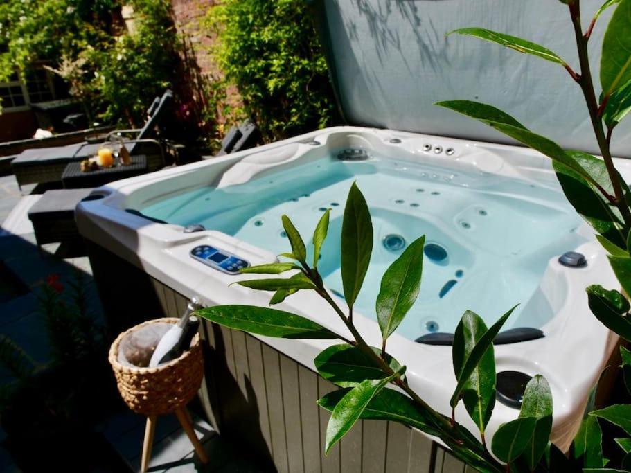 Huge Luxury 8 Bed Manor House Hot Tub Pool Table * Saffron Walden