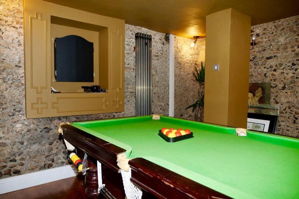 Huge Luxury 8 Bed Manor House Hot Tub Pool Table *